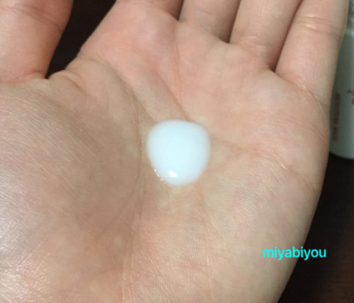 モーニュ　乳液
